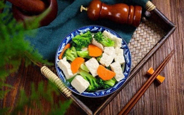 拿柜配资 4月谣言榜丨只吃水煮菜能减肥？掉色西红柿是人工染色？假的