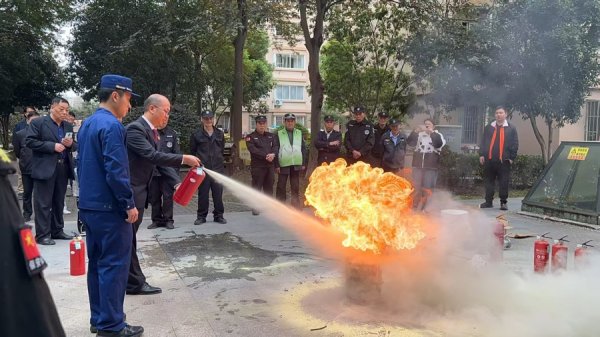 财米网 上海一商场灭火器无法灭火还造成爆燃，6800具伪劣灭火器为何能流入市场