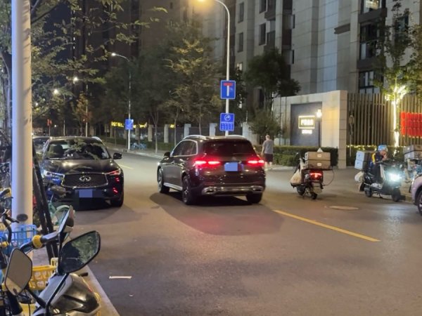 宏图配资 时速高达40公里，骑行团绕着小区刷圈引居民担忧：视线盲区多，易发生碰撞